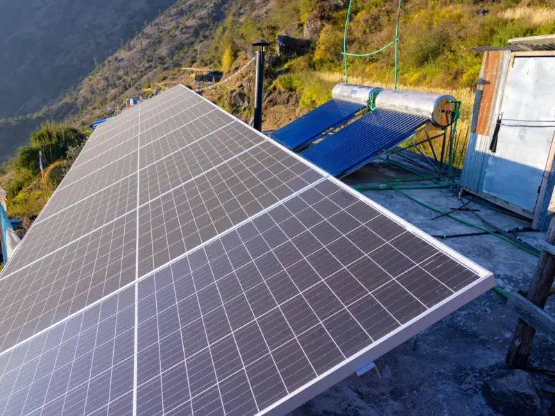 Solaranlage mit Paneelen und Kollektoren zur nachhaltigen Energieversorgung in einer Bergregion.