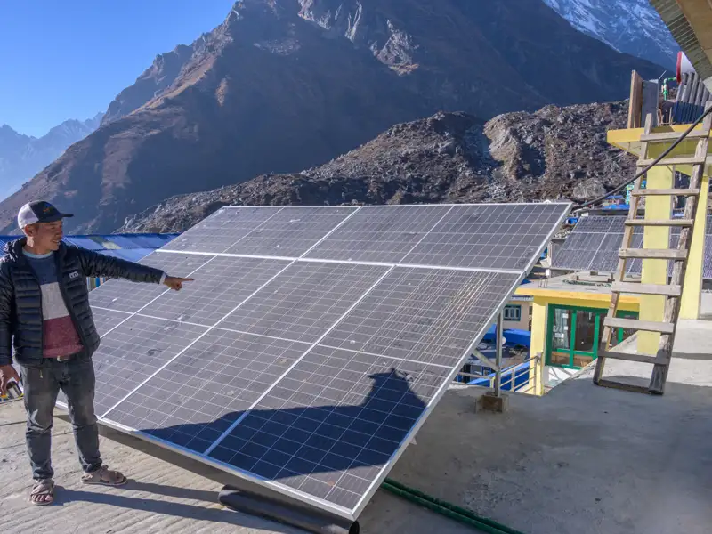Solaranlage auf einem Hausdach mit Blick auf die Berge.