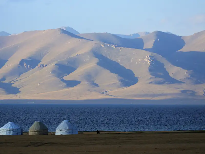 Unterkunft in traditionellen Jurten am Seeufer mit Blick auf die Berge.