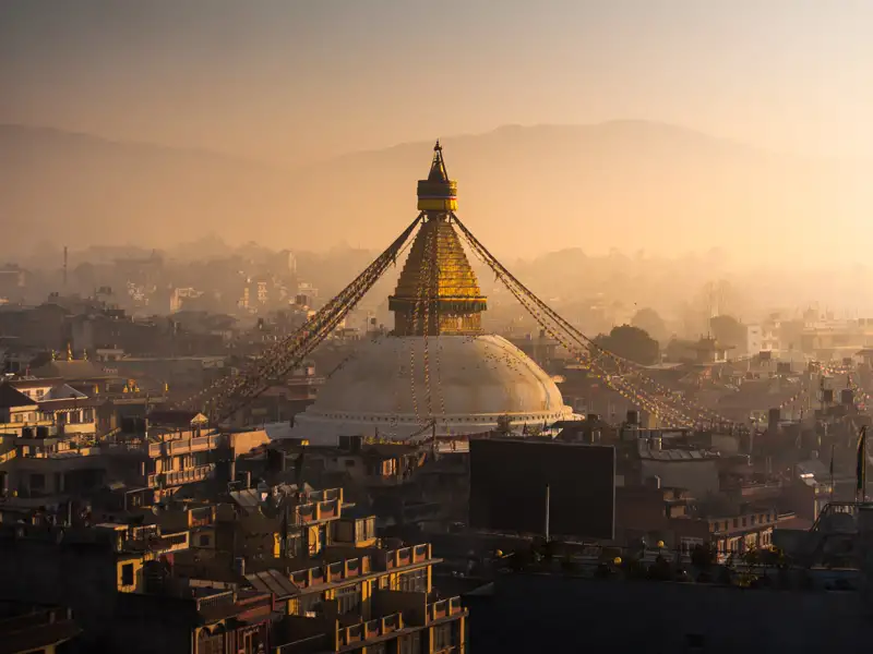 Der Boudhanath Stupa, ein wichtiges buddhistisches Heiligtum in Kathmandu, erstrahlt im Morgenlicht.