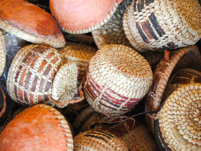 Handgefertigte Körbe aus Stroh, die traditionelles Handwerk repräsentieren.