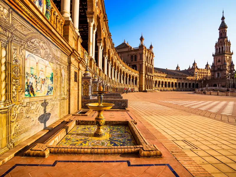 Detailansicht der verzierten Kacheln und Brunnen an der Plaza de España in Sevilla.