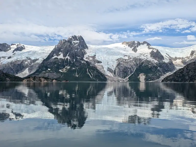 Spektakuläre Spiegelung der Gletscher und Berge im Wasser.