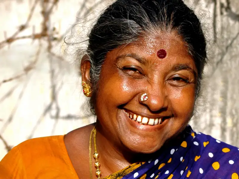 Porträt einer lächelnden Frau.