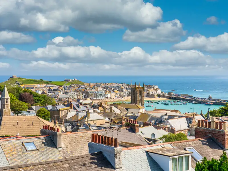 Blick über die Dächer von St. Ives mit dem Hafen und dem Meer im Hintergrund.