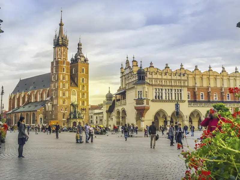 Krakauer Marktplatz mit Marienkirche und Tuchhallen.