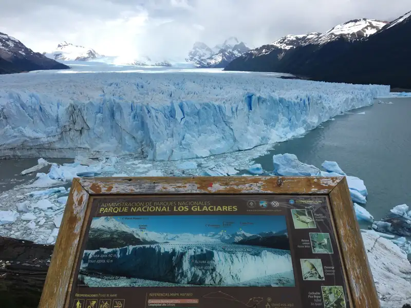Aussichtspunkt mit Informationstafel zum Perito-Moreno-Gletscher im Nationalpark Los Glaciares.
