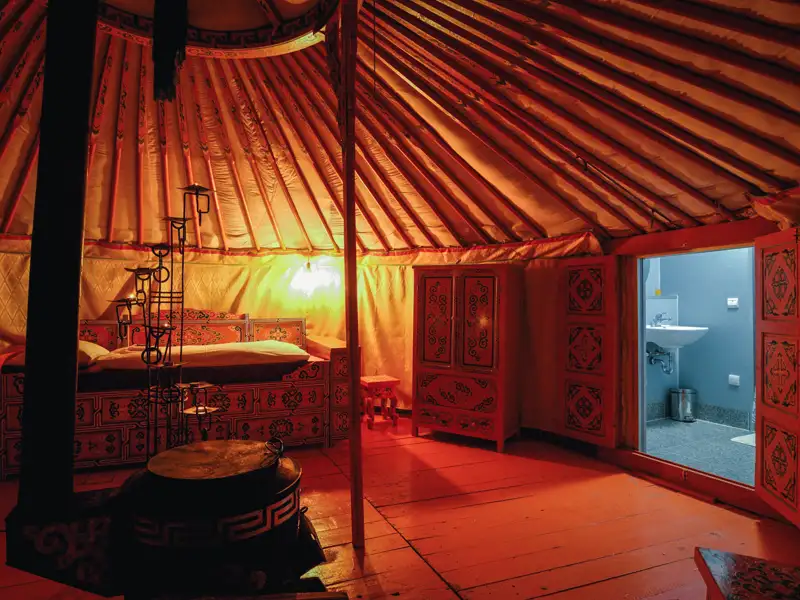 Traditionelle Jurte mit Bett, Ofen und eigenem Bad.