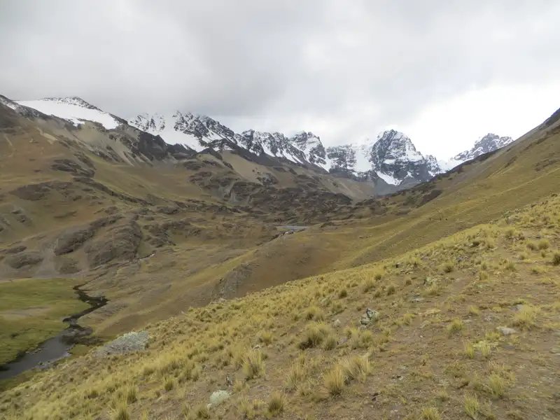 Schneebedeckte Andengipfel und Täler.