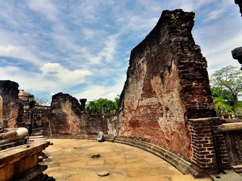 Verwitterte Ziegelmauer einer historischen Stätte