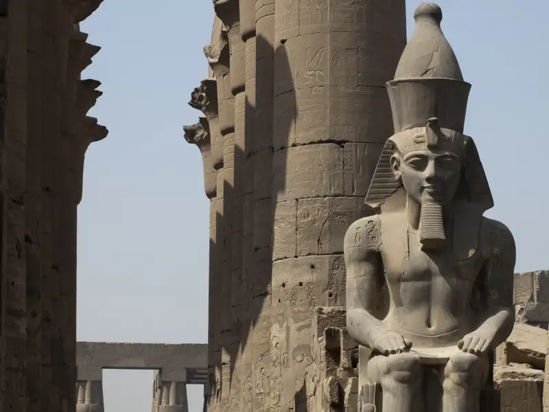 Eine sitzende Pharaonenstatue innerhalb der Tempelanlage von Kom Ombo.