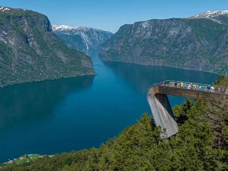 Panoramablick auf einen Fjord von einer erhöhten Aussichtsplattform aus.