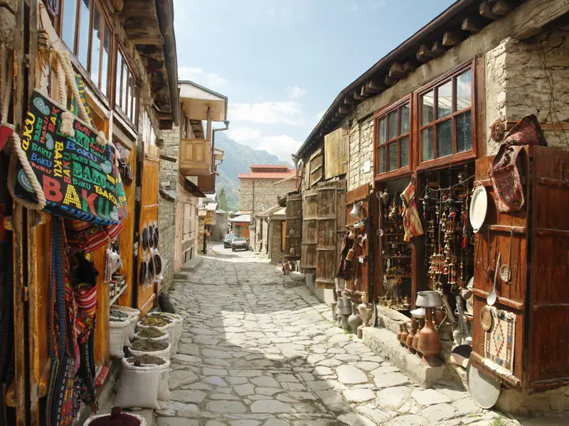 Einkaufsstraße mit traditionellen Geschäften und lokalem Kunsthandwerk.