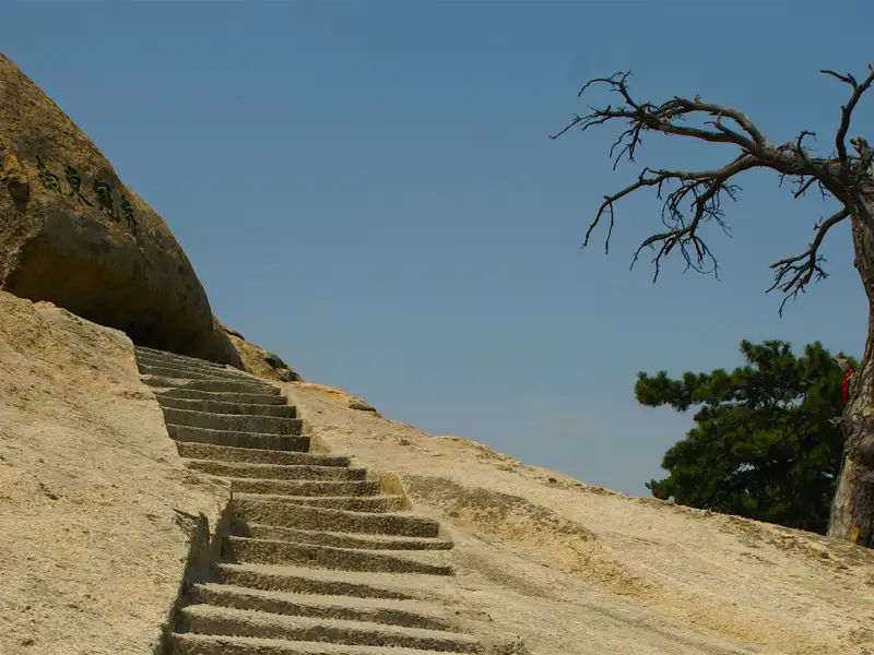 Steintreppe an einem Felsen.