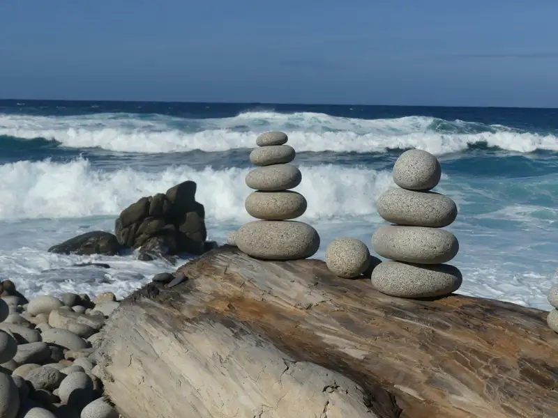 Balancierende Steintürme an der Küste.