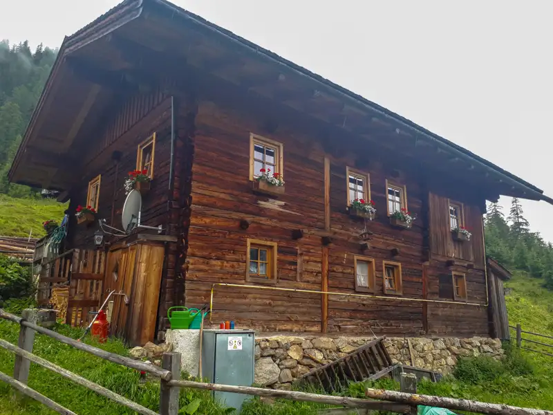 Traditionelle Holzhütte in den Bergen.