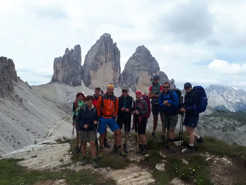 Wandergruppe bei einer Trekkingtour mit Blick auf die Drei Zinnen.