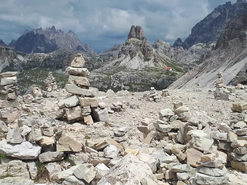 Steinmännchen auf einem Wanderweg in den Dolomiten.