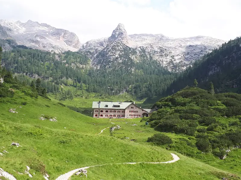 Alpenhütte umgeben von Berglandschaft