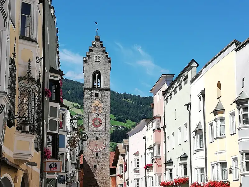 Aussicht vom Bergpfad auf das Tal und die Bergkette im Hintergrund.