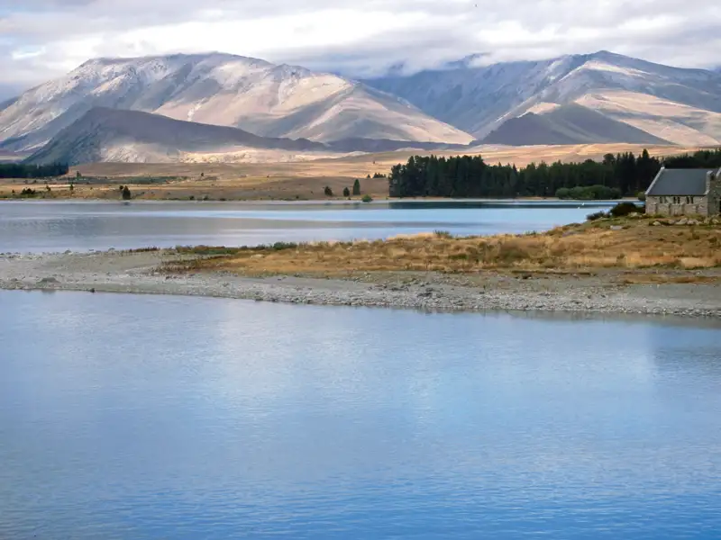 Die historische Kirche des Guten Hirten am Lake Tekapo in Neuseeland, mit Blick auf die südlichen Alpen.