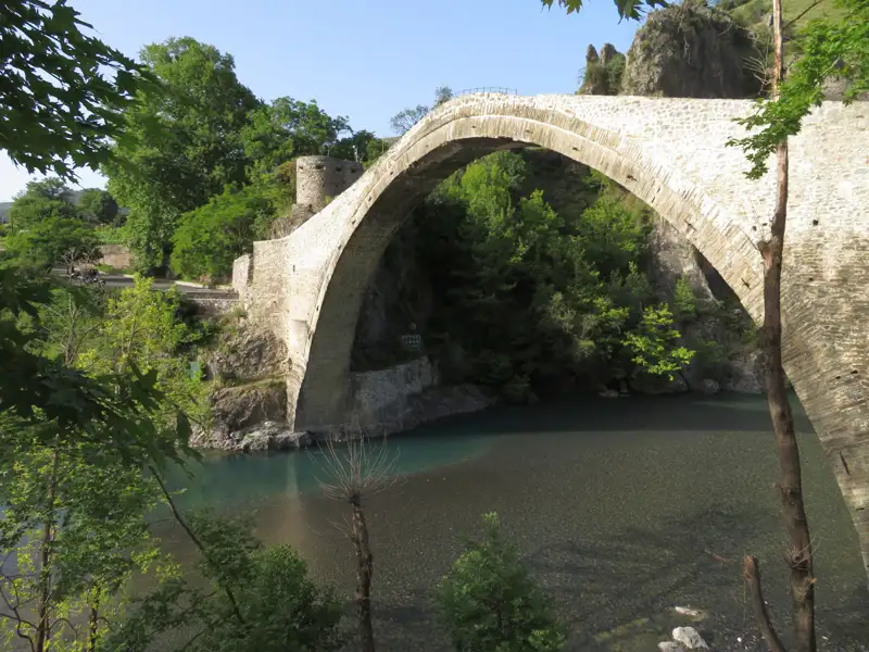 Historische Steinbrücke über einen Fluss.