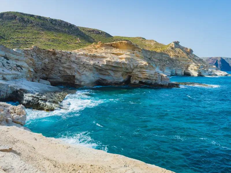 Felsige Küstenlandschaft mit türkisfarbenem Meer.