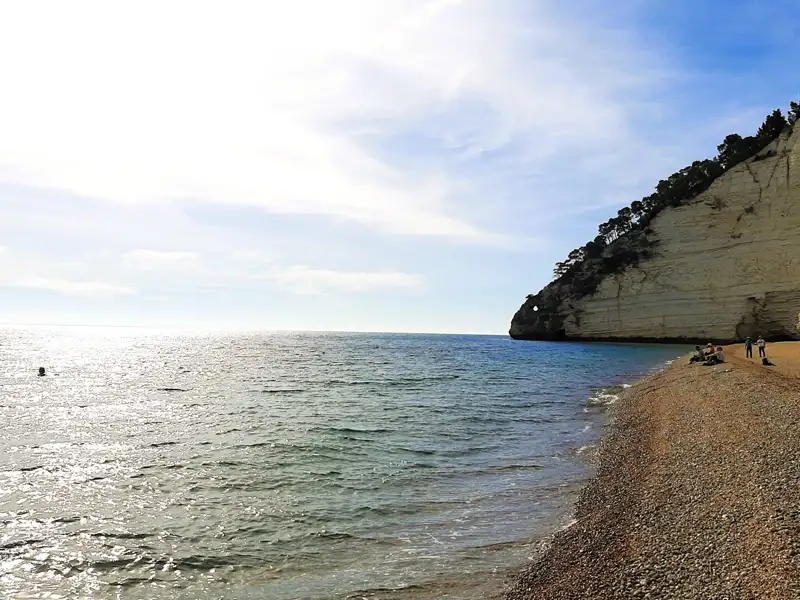 Meer und Klippen am Strand.