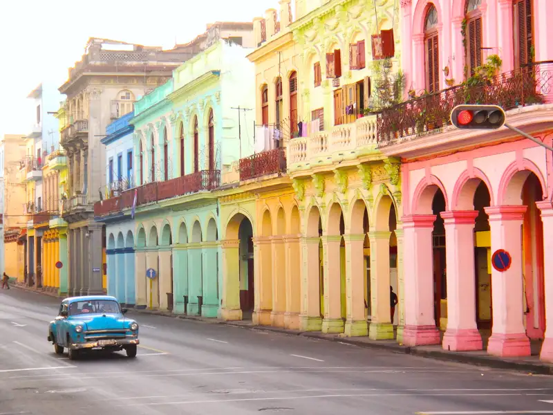 Altstadtstraße in Havanna, Kuba mit bunten Gebäuden und einem Oldtimer.