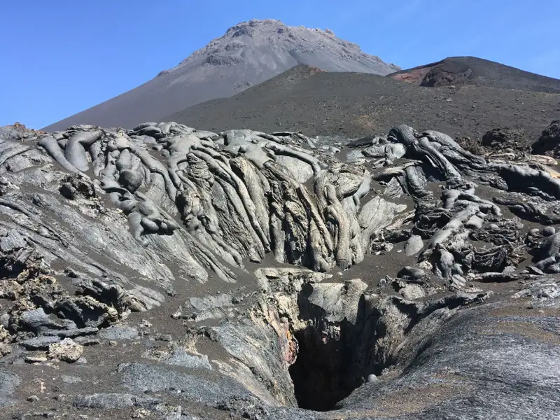 Erkaltete Lava und Vulkankegel