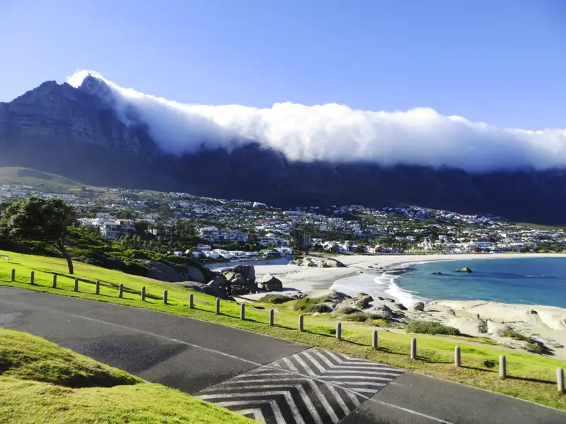 Wolkenverhangener Tafelberg über Camps Bay in Kapstadt.