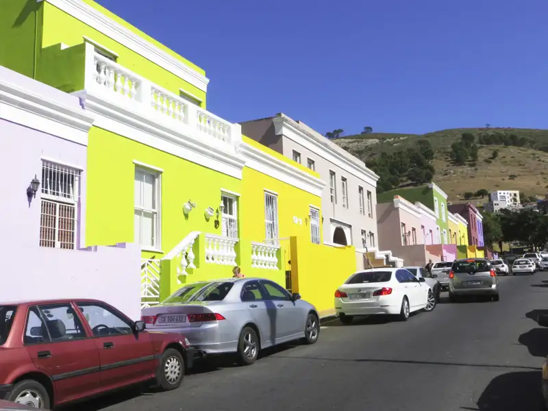 Farbenfrohe Häuserfassaden in einer Straße.