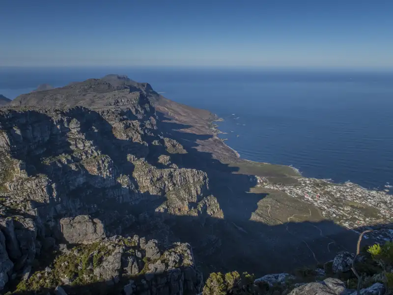 Panoramablick vom Tafelberg auf die angrenzende Küstenlinie und das Meer.