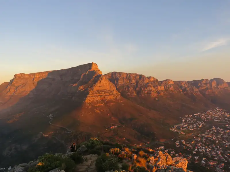 Der Tafelberg in Kapstadt, Südafrika, im warmen Licht des Sonnenuntergangs.