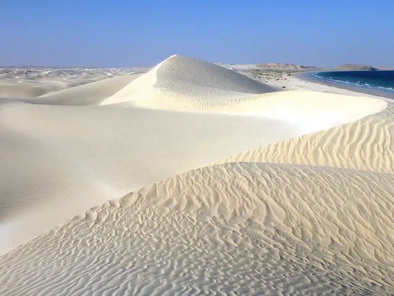 Weiße Sanddünen und das Meer