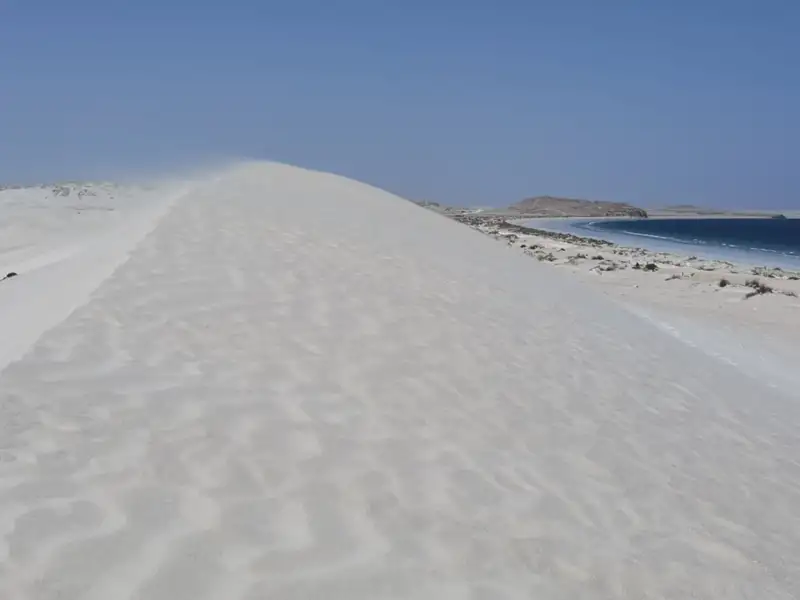 Sanddüne am Strand mit Blick aufs Meer.