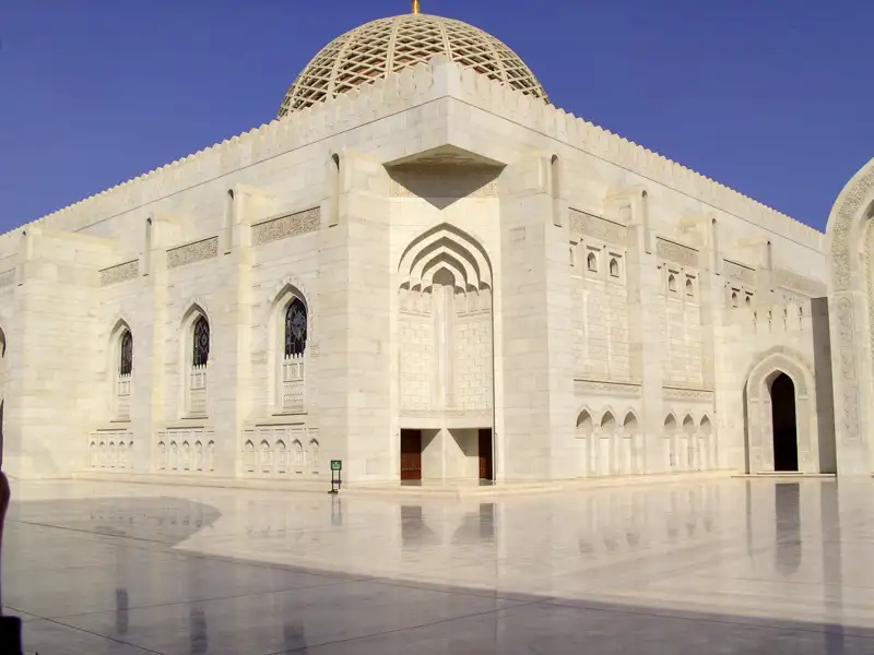 Aussenansicht einer Moschee mit Kuppel und hellem Marmor.
