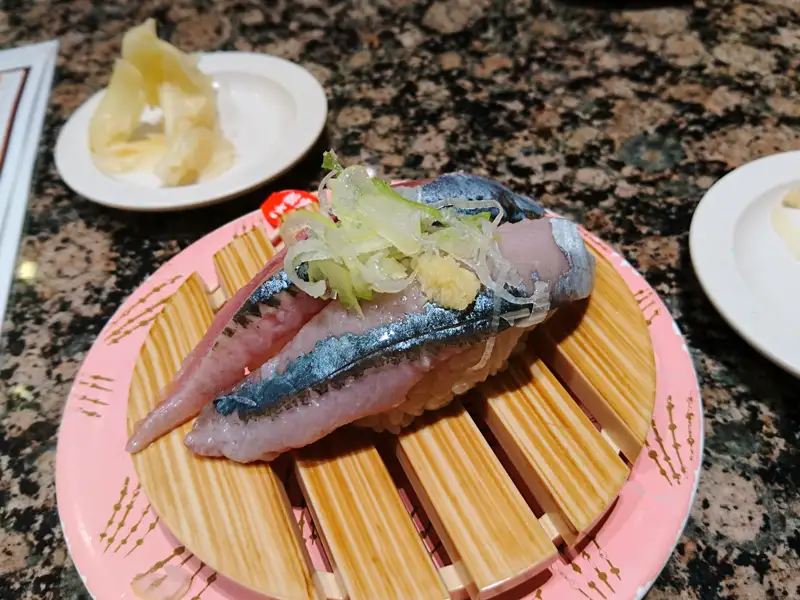 Sushi auf einem Teller.