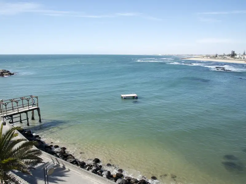 Meerblick mit Steg an der Küste.
