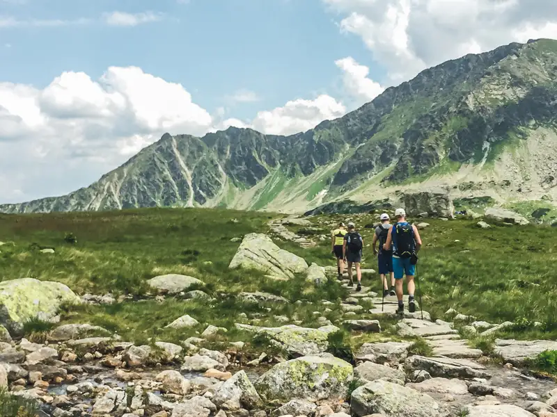 Wanderer auf einem Bergpfad.