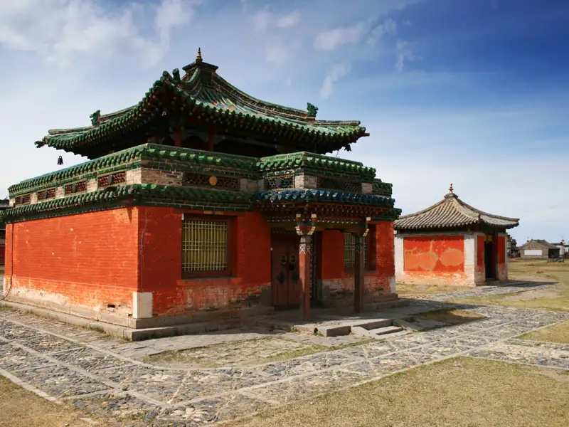 Traditionelles rot-grünes Gebäude, möglicherweise ein Tempel oder Kloster.