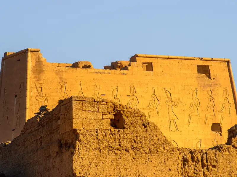 Alte ägyptische Reliefs an einer Tempelwand.