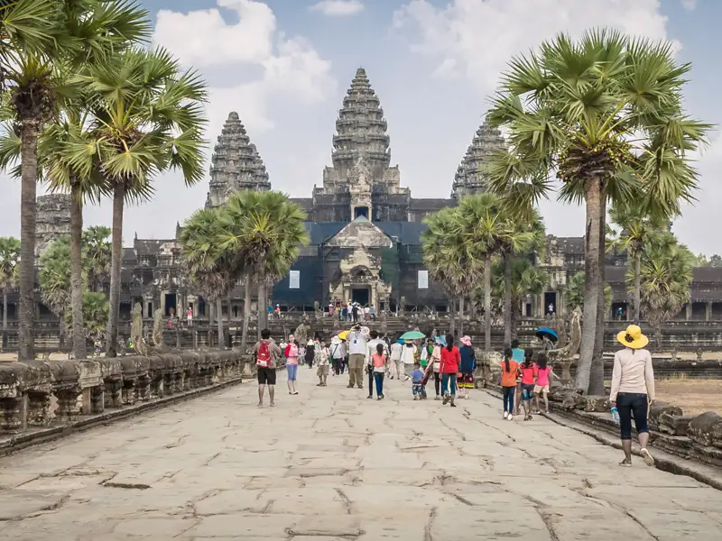 Eingangsbereich des Angkor Wat mit Besuchern auf dem Weg zum Tempel.