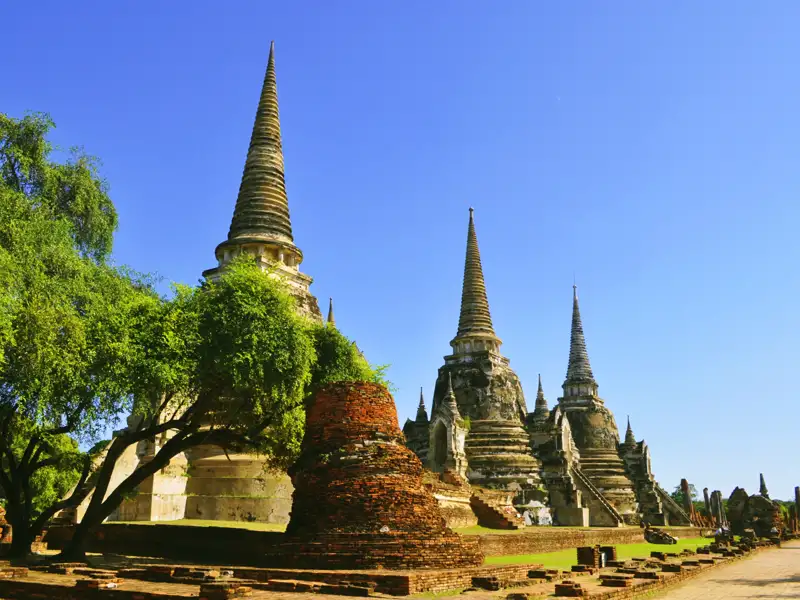 Historische Stupas einer Tempelanlage.