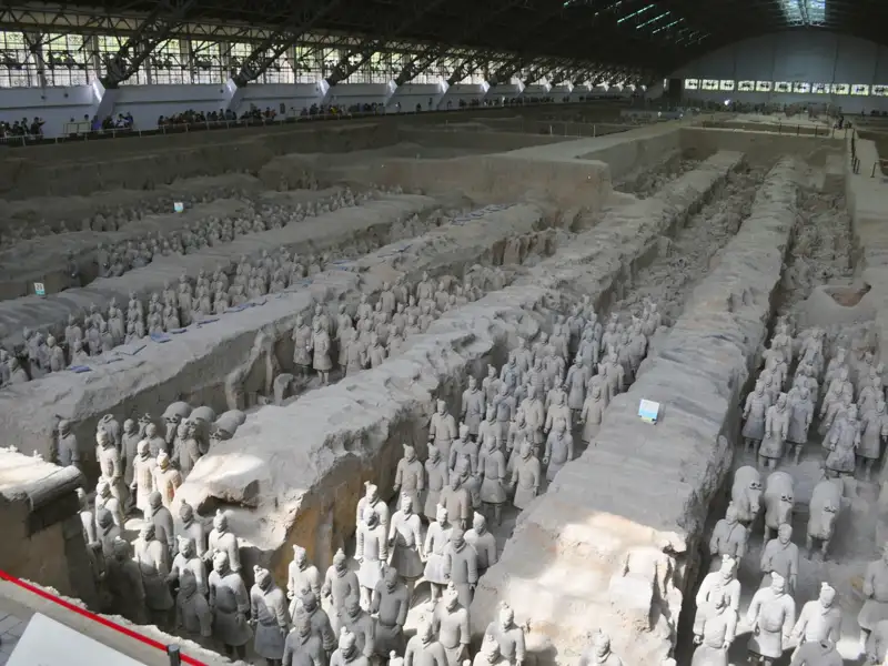 Ausgrabungsstätte der Terrakotta-Armee, die das Mausoleum von Qin Shi Huangdi bewacht.