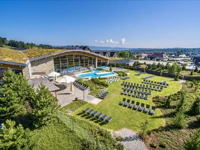 Das Spa des Hotels mit Blick auf die umliegende Landschaft.