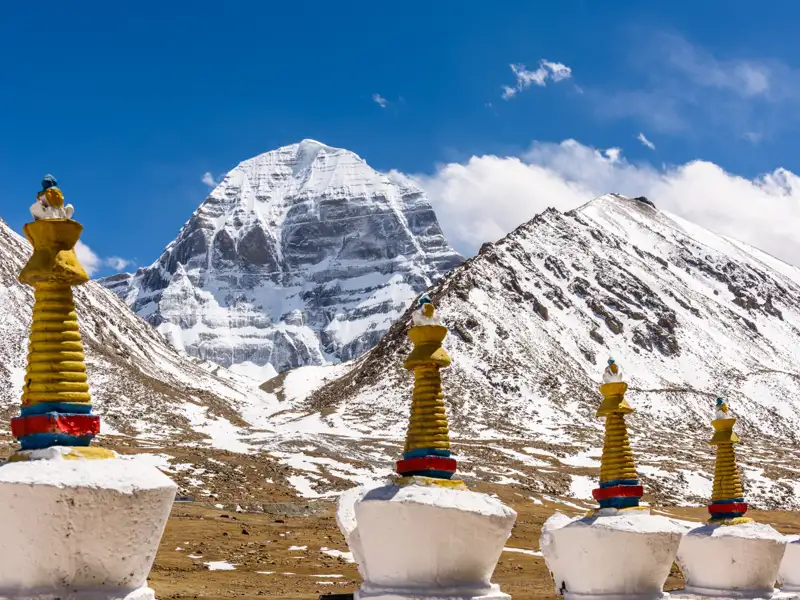 Der majestätische Berg Kailash, ein heiliger Ort für mehrere Religionen, mit buddhistischen Chörten im Vordergrund.