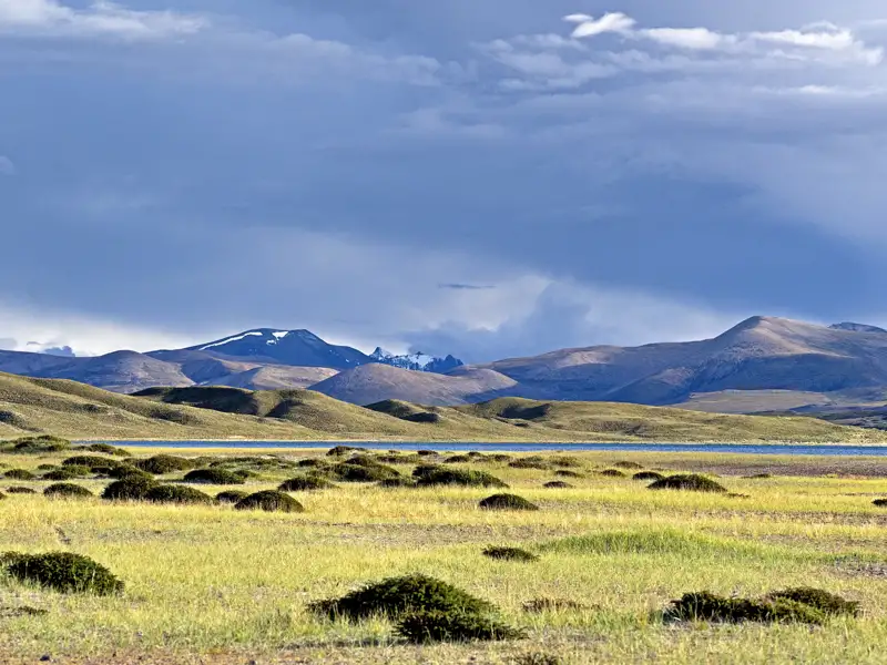 Panoramablick auf einen See und schneebedeckte Berge.