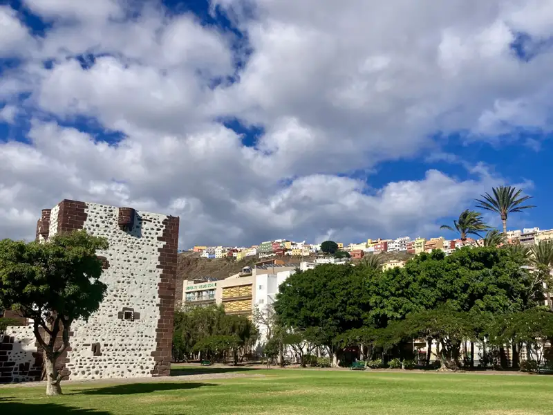 Historischer Turm im Park mit Blick auf die Stadt