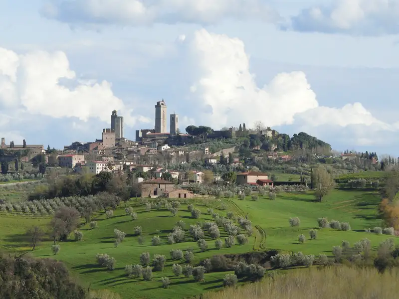 Panorama von San Gimignano mit den charakteristischen Türmen, eingebettet in die toskanische Landschaft.